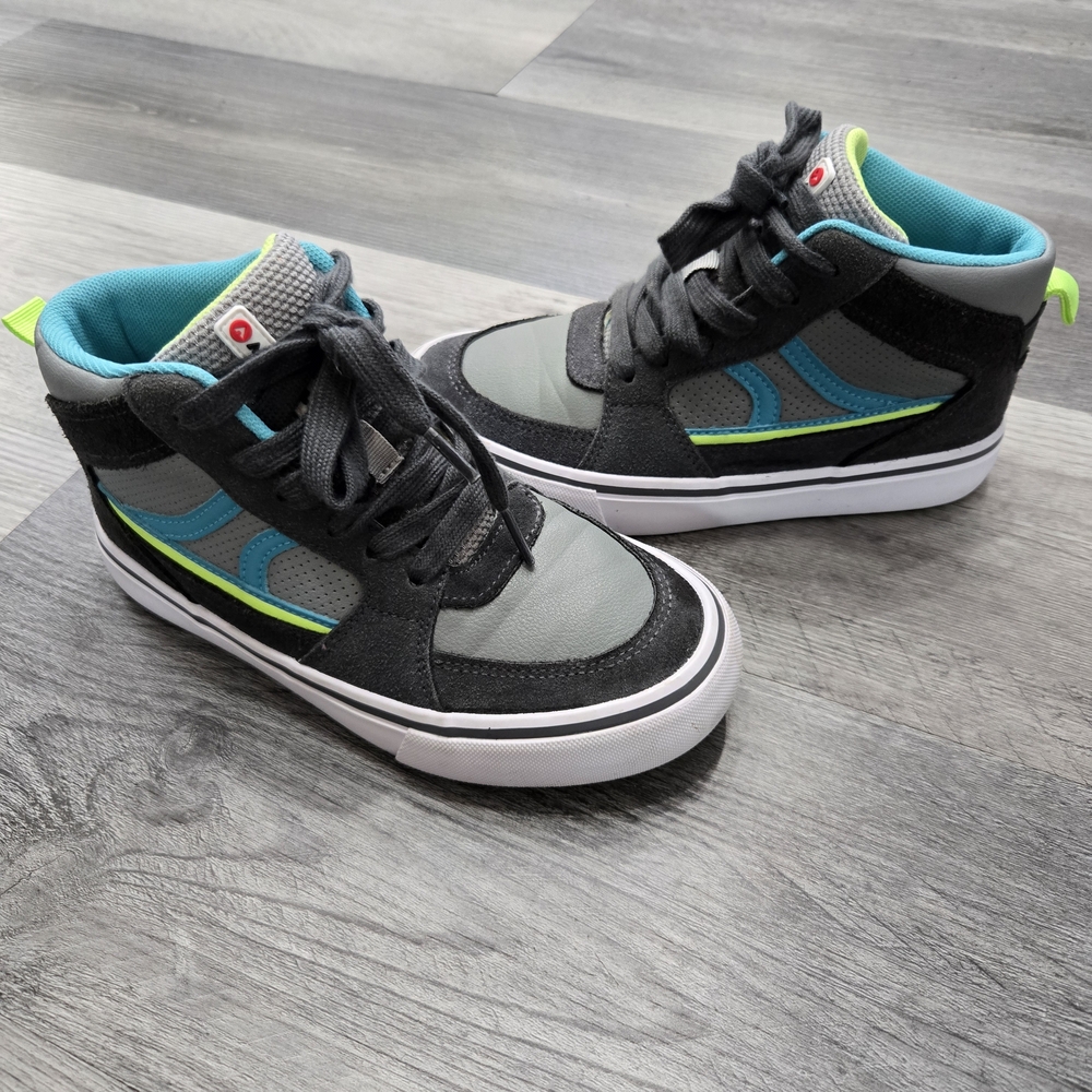 Airwalk Boys' Lace-Up Grind Mid Sneakers